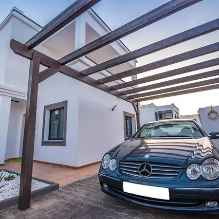 Elegant With Pool فيلة *