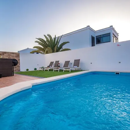 Elegant Playa Blanca: Poolside Retreat