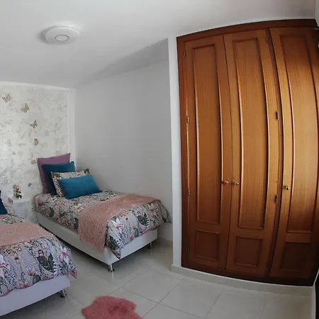 Villa Elegant Playa Blanca: Poolside Retreat