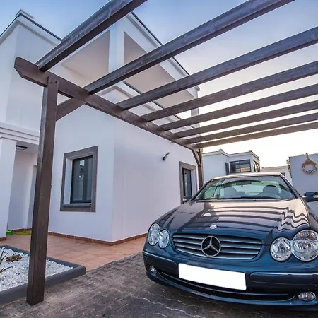 Villa Elegant Playa Blanca: Poolside Retreat *