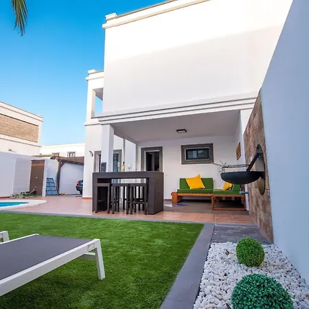 Elegant Playa Blanca: Poolside Retreat Villa