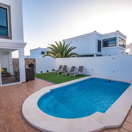 Villa Elegant Playa Blanca: Poolside Retreat *