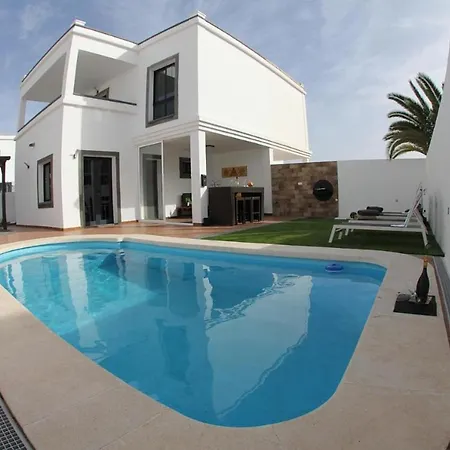 Elegant Playa Blanca: Poolside Retreat Playa Blanca (Lanzarote)