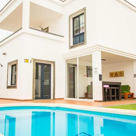 Elegant Playa Blanca: Poolside Retreat *
